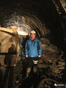 项目有她查找材料时灯下的背影